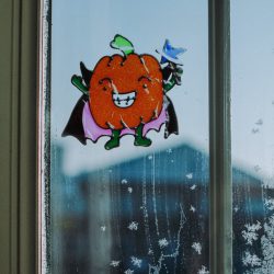 Halloween-i ablakdekor - Csillámos, színes tök